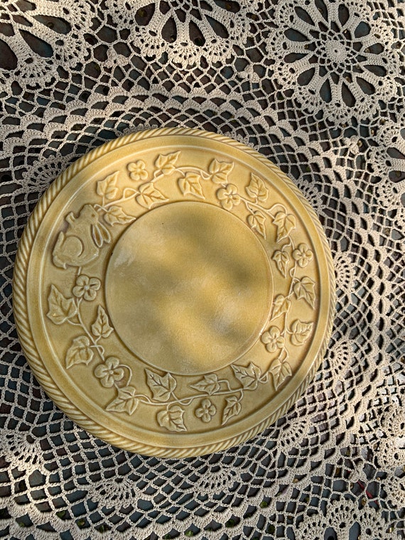 Coaster in enamelled ceramic, slip, mustard yellow with ivy and rabbit frieze pattern, old