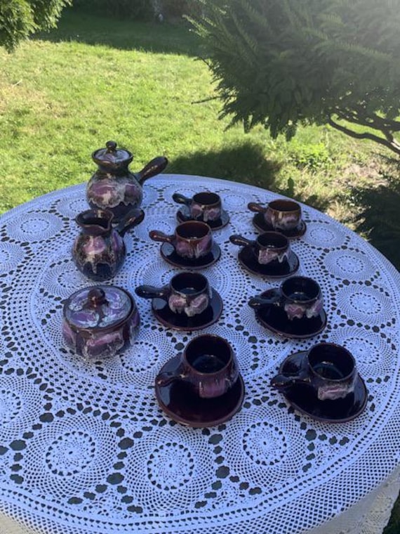 Enameled ceramic coffee or tea service by Marius Giuge, artisan potter in Vallauris, composed of 19 vintage and collector pieces
