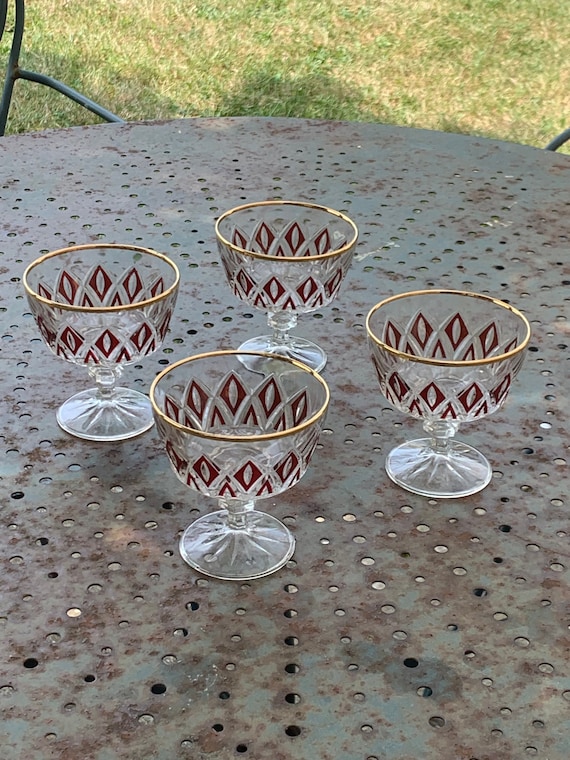 4 champagne glasses in transparent glass and burgundy red geometric pattern made in italy, vintage 1960