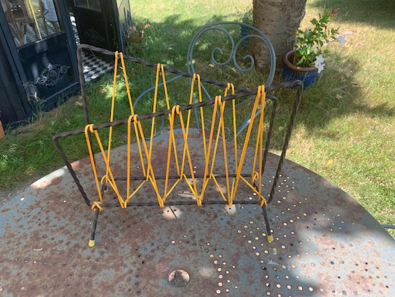 Twisted wrought iron and plastic wire magazine rack with yellow scoubidou, vintage design from the 1950s/60s