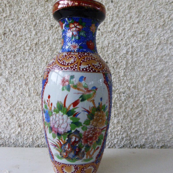 Vase en porcelaine asiatique non estampillé, vintage, decor floral de pivoines et oiseaux