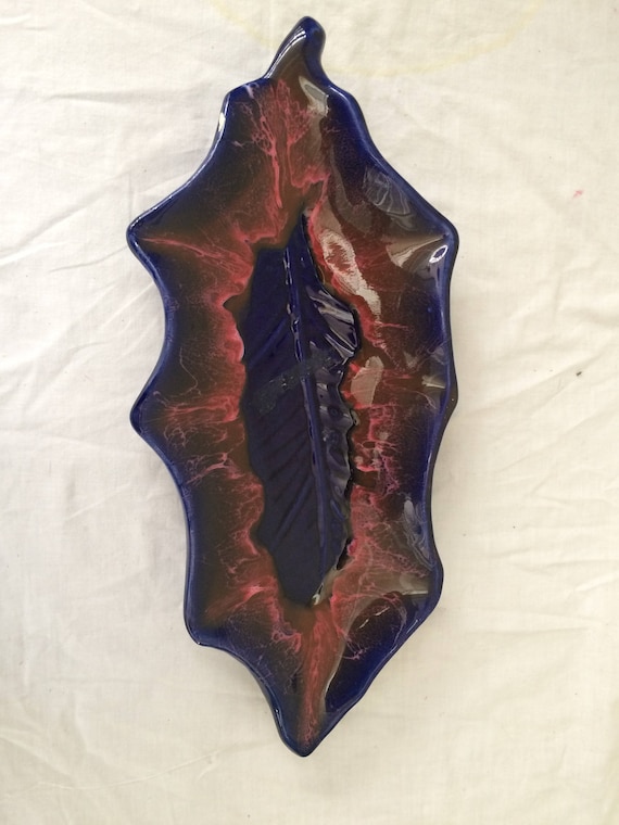 Dish in navy blue leaf shape, stamped VALLAURIS, with pink reflections, vintage 1960