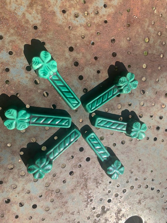 6 vintage green glazed ceramic knife rests, barbotine, clover pattern