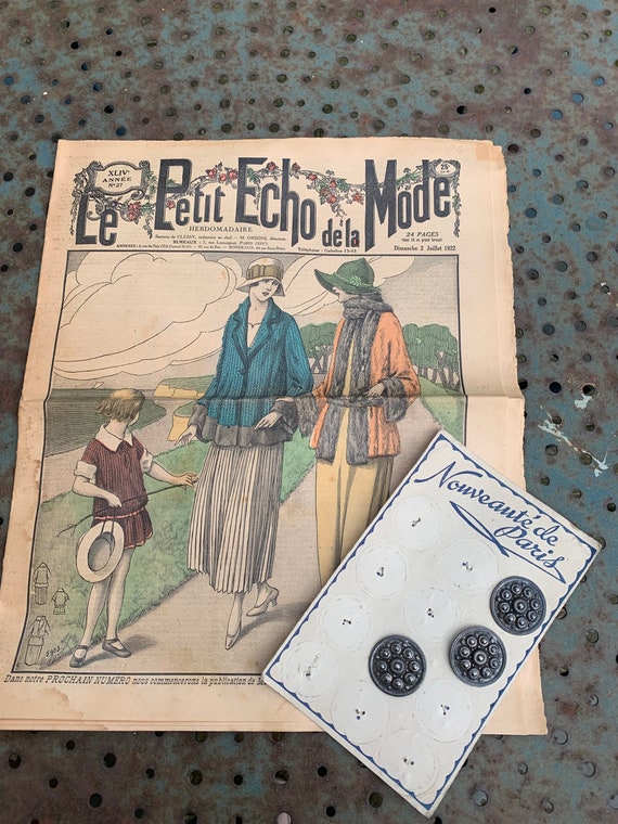 Lot composed of a newspaper le petit echo de la mode from 1922 and a board of 3 metal buttons, novelty from old Paris