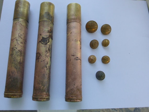 Lot of 3 copper haberdashery button cases and 7 old metal buttons, art deco collector period