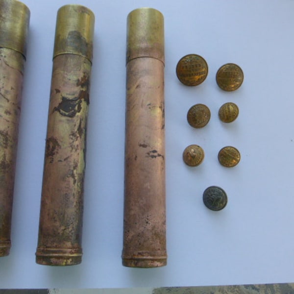 Lot de 3 etuis a boutons de mercerie en cuivre et 7 boutons ancien en metal, periode art deco collector