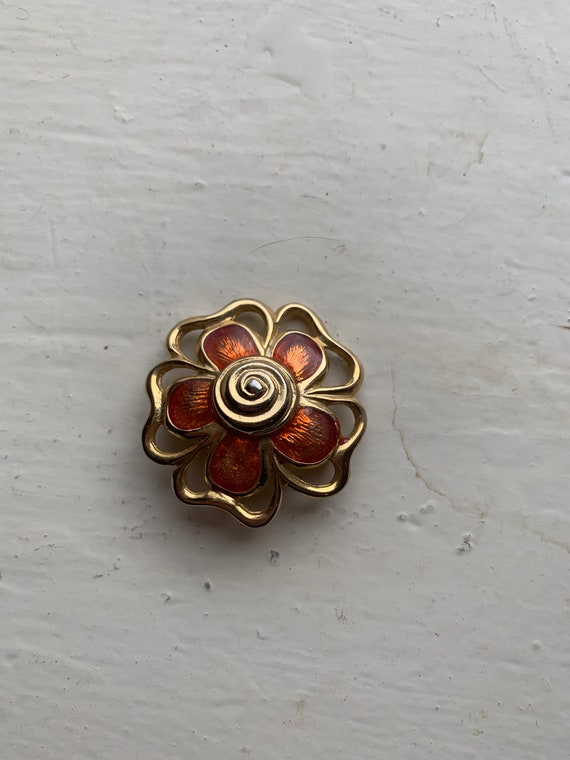 Flower brooch in gold metal and vintage orange resin