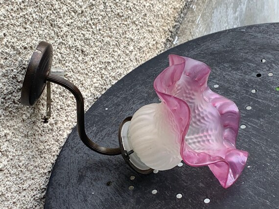 Wall lamp, art deco style, pink and white frosted glass globe and old bronze-colored metal wall lamp