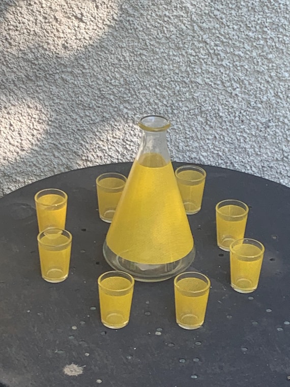 Liqueur set consisting of a glass carafe and 8 small yellow glasses, vintage 1950s/60s.