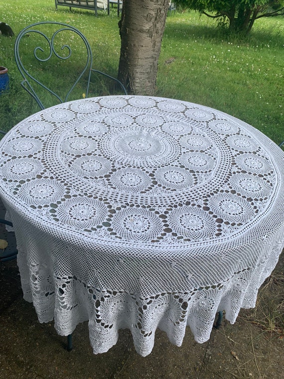 Round crochet tablecloth in white cotton, artisanal and vintage, made in France, collector