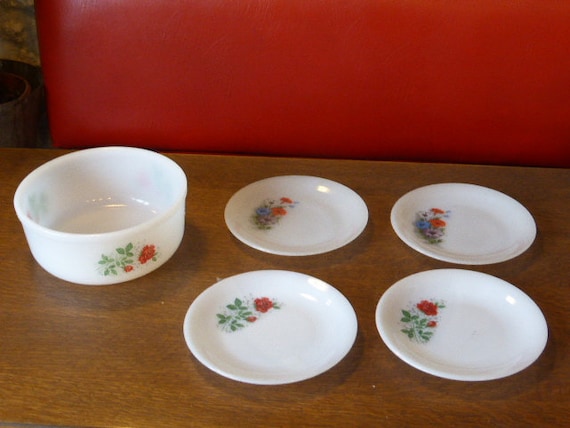 ARCOPAL flowers service, consisting of 5 pieces, salad bowl and 4 small plates 2 roses and 2 vintage bindweed 1970