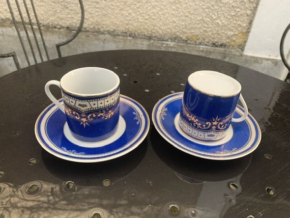 Porcelain coffee service, composed of 12 pieces, 6 cups and 6 saucers, royal blue, white and vintage gold patterns.