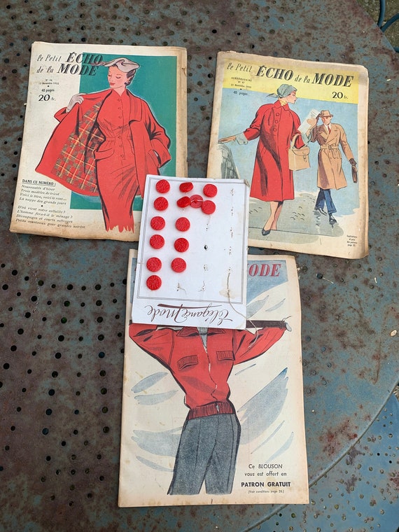 Lot composed of 3 echo de la mode journals and a board of 14 red elegance vintage fashion buttons 1953