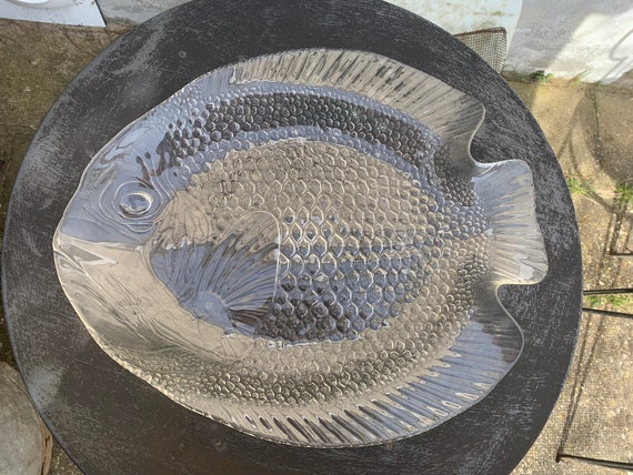 Large fish-shaped dish in transparent glass, made in France, vintage 1970