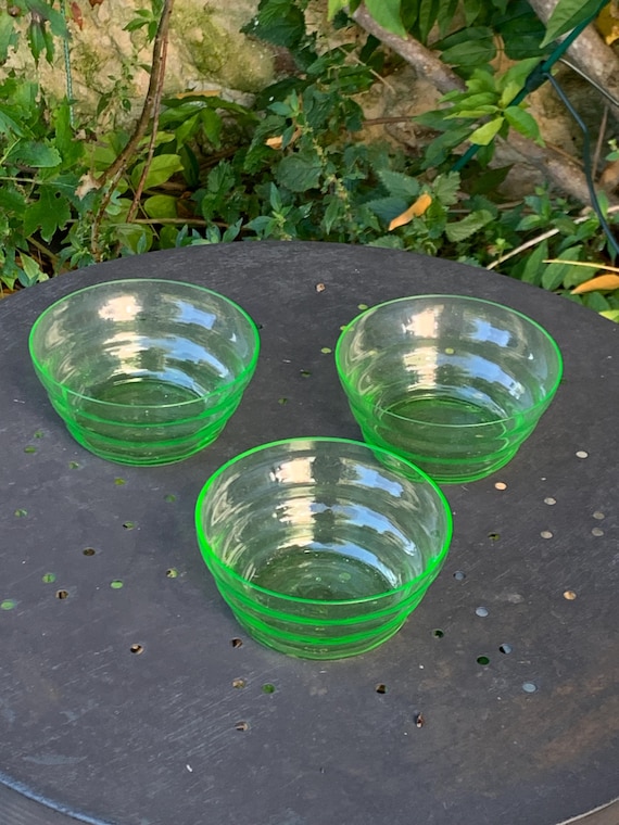 3 art deco cups, in fluorescent glass, uraline, art deco. Collector. Ringed glass