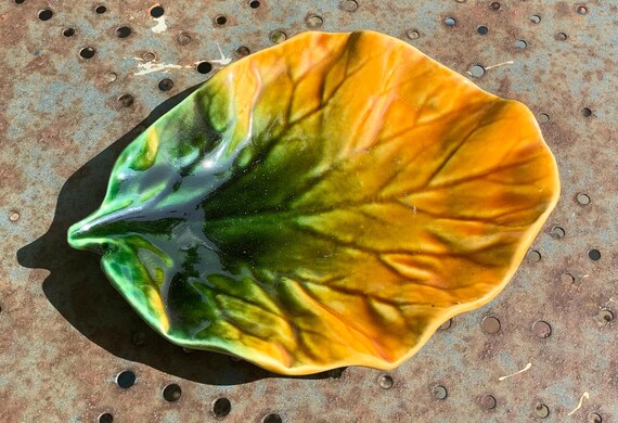 Vide poche, plat en barbotine ceramique émaillée en forme de feuille signe Marc Giger, ceramiste