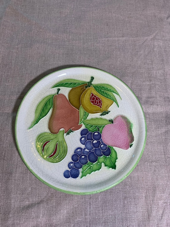 Decorative plate to hang model fruits in glazed ceramic fruits signed creasiovi luciano. Made in italy.