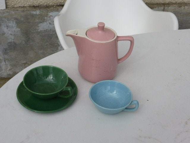 Service A Café Composé d'une Cafetière en Faïence Rose Melitta et Deux Tasses Faience Une Verte Bleu