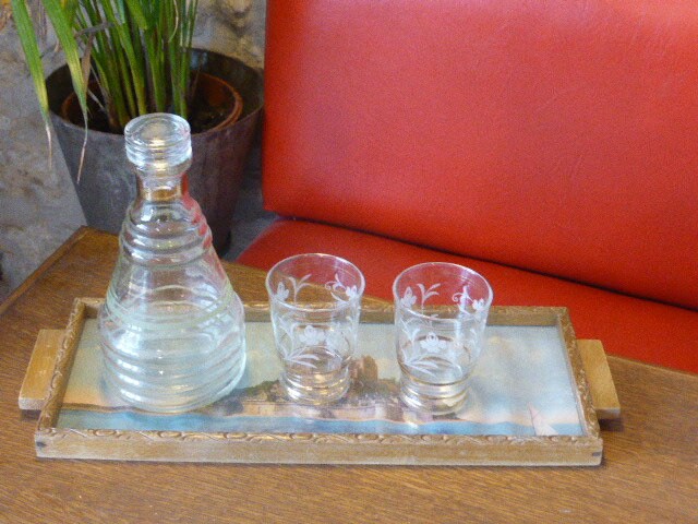 Service A Liqueur Composé d'une Carafe Grey Poupon, Deux Verres Fleurs et Un Plateau Bois Verre Phot