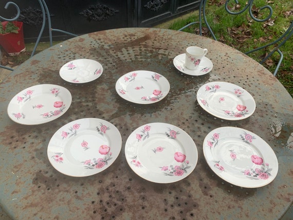 Lot composed of 6 small plates, 2 saucers and an art deco porcelain cup, with pink flowers and gray foliage, Limoges France