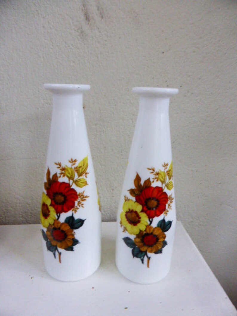 Servant oil and vinegar VINTAGE 1970 floral pattern, opal bottles in a wooden holder