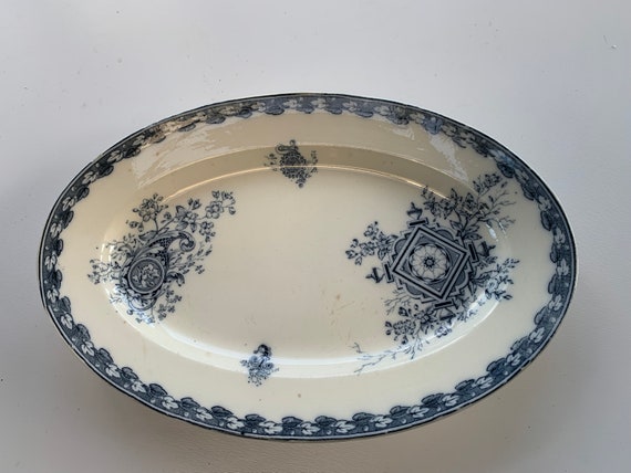 Large earthenware serving dish, cartridge model, sarreguemines, U & C, made in France, white earthenware and blue floral motifs, art deco