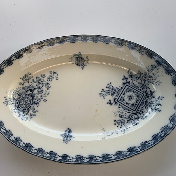 Grand plat de service en faience, modele cartouches, sarreguemines, U & C, made in france, faience blanche et motifs floraux bleus, art deco