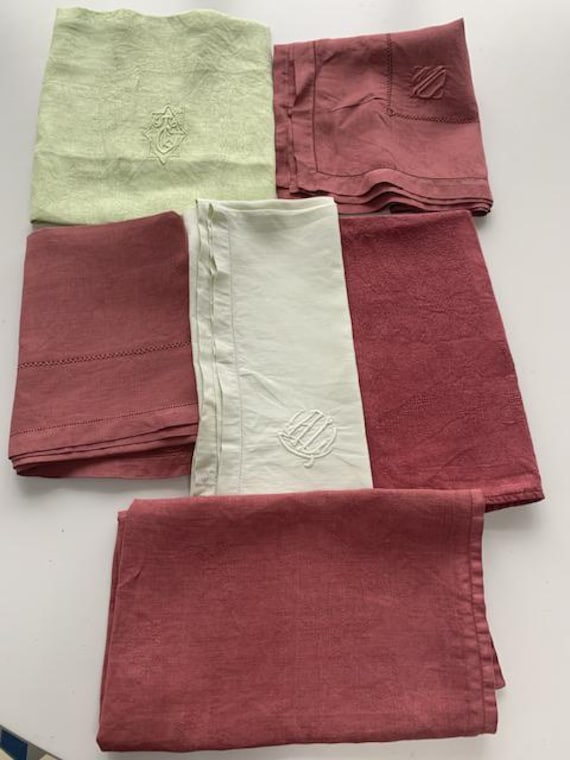 6 large tinted napkins, shades of sienna and anise green, embroidered and monogrammed, old, in linen or cotton, Art Deco