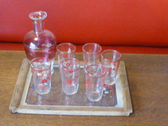 Charming liqueur service consisting of a red glass carafe with chiselled stars, 6 mummy glasses and a small glass tray vintage 1950