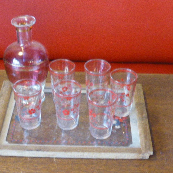 Charming liqueur service consisting of a red glass carafe with chiselled stars, 6 mummy glasses and a small glass tray vintage 1950