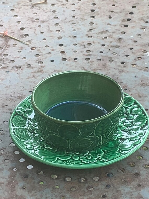 Slush jam maker in green enameled ceramic, composed of a small plate and bowl, leaves and flowers vintage 1950