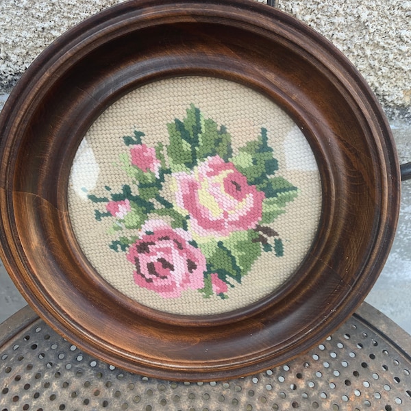 Canevas, brodé main, tapisserie vintage, bouquet de roses encadré dans un cadre médaillon en bois