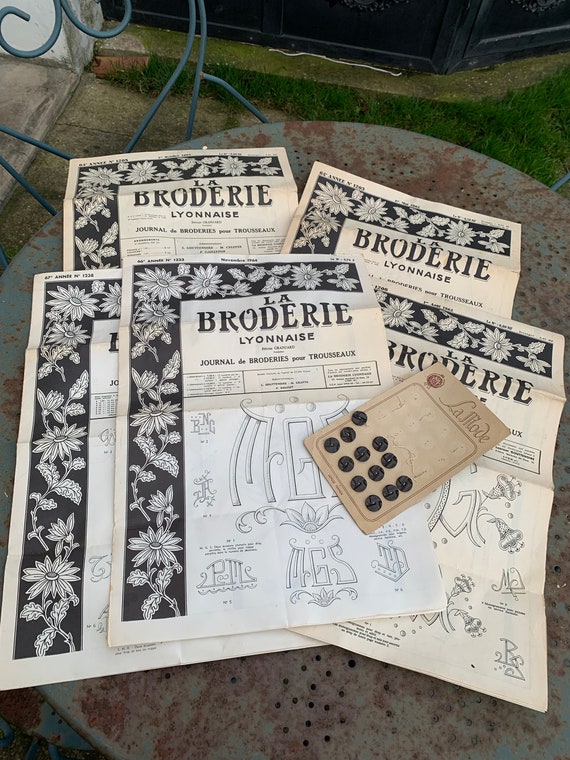 Lot composed of 5 magazines of Lyon embroidery from 1962 and a board of 12 bakelite buttons in art deco fashion