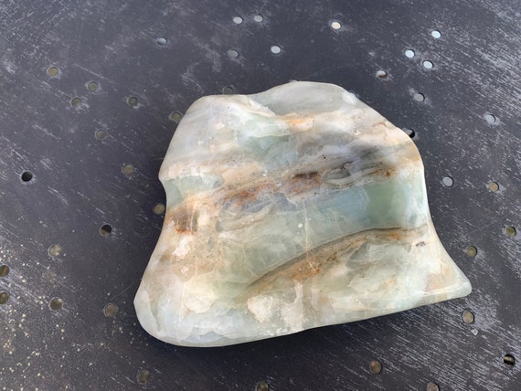 Ashtray cut in a green polished stone and vintage beige veins