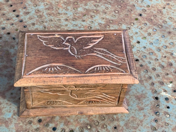 Box, chiseled wooden box, carved with bird motifs, vintage