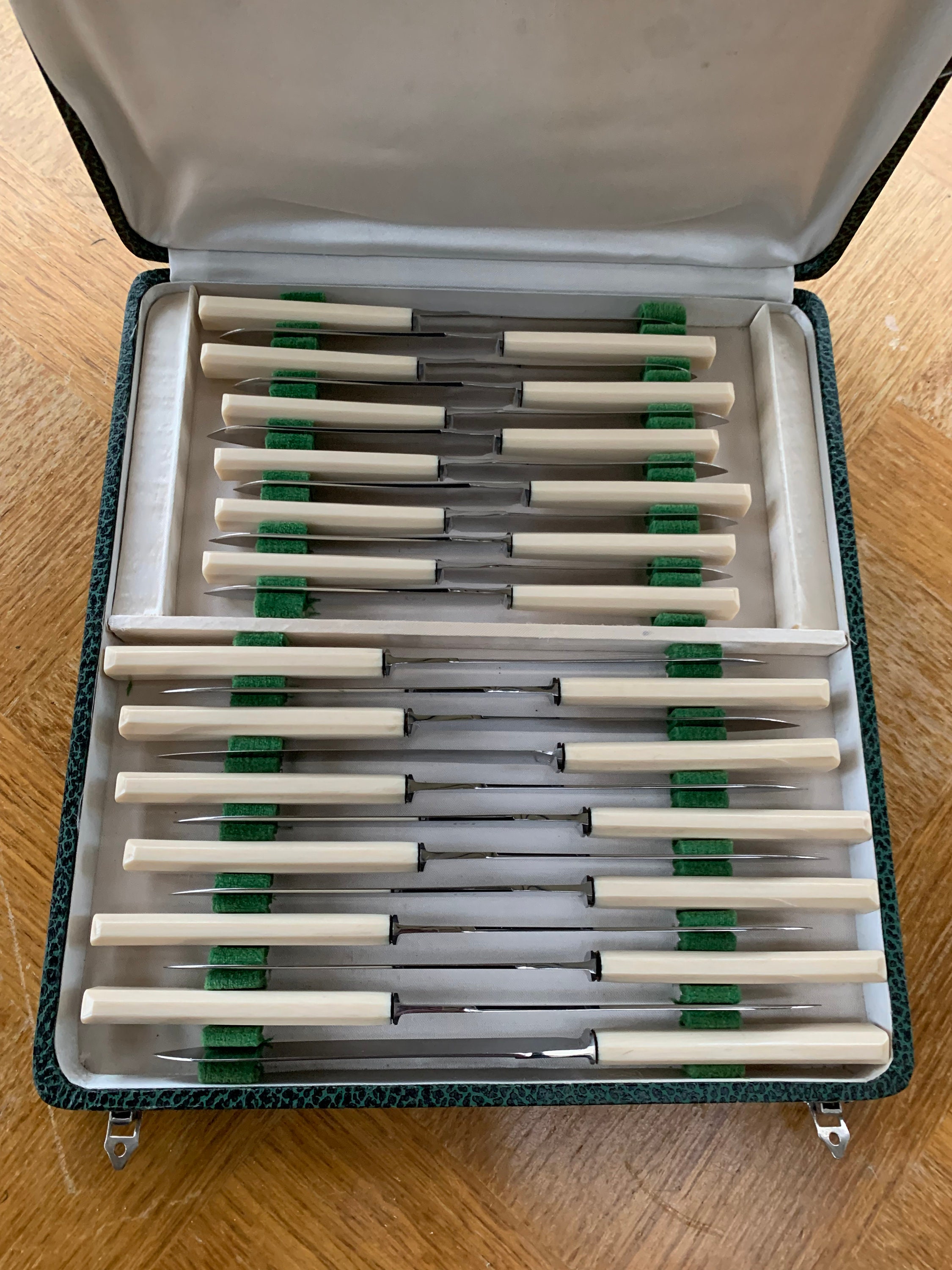 Menagere Composée de 24 Couteaux, 12 Pour Le Plat et Fromage, Maison Chastel Paris, Dans Leur Boite 