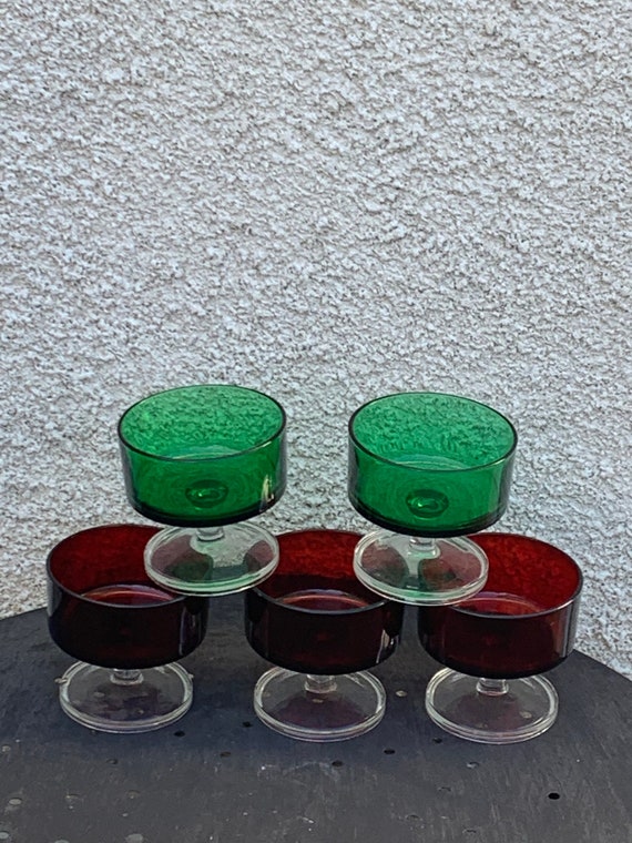 5 champagne glasses or glass verrines in red or green color and transparent base, vintage 1970, 3 red and two green