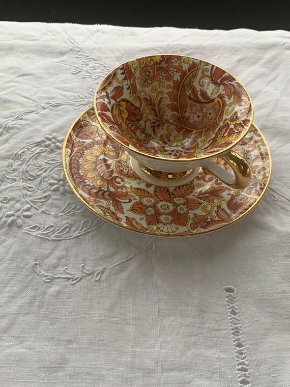 Coffee or tea service composed of 4 cups and 4 saucers in porcelain and golden handles with cashmere pattern, vintage and collector