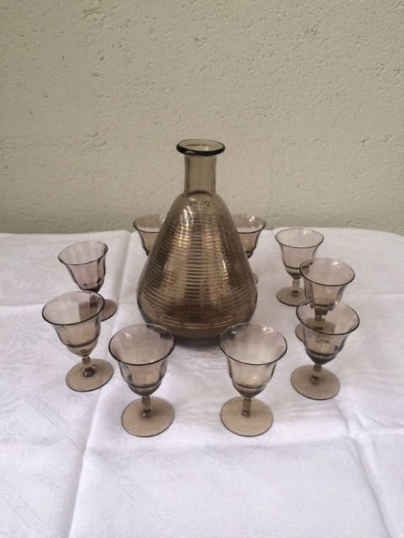 Carafe in brown glass liqueur and 9 small glasses liqueur very elegant