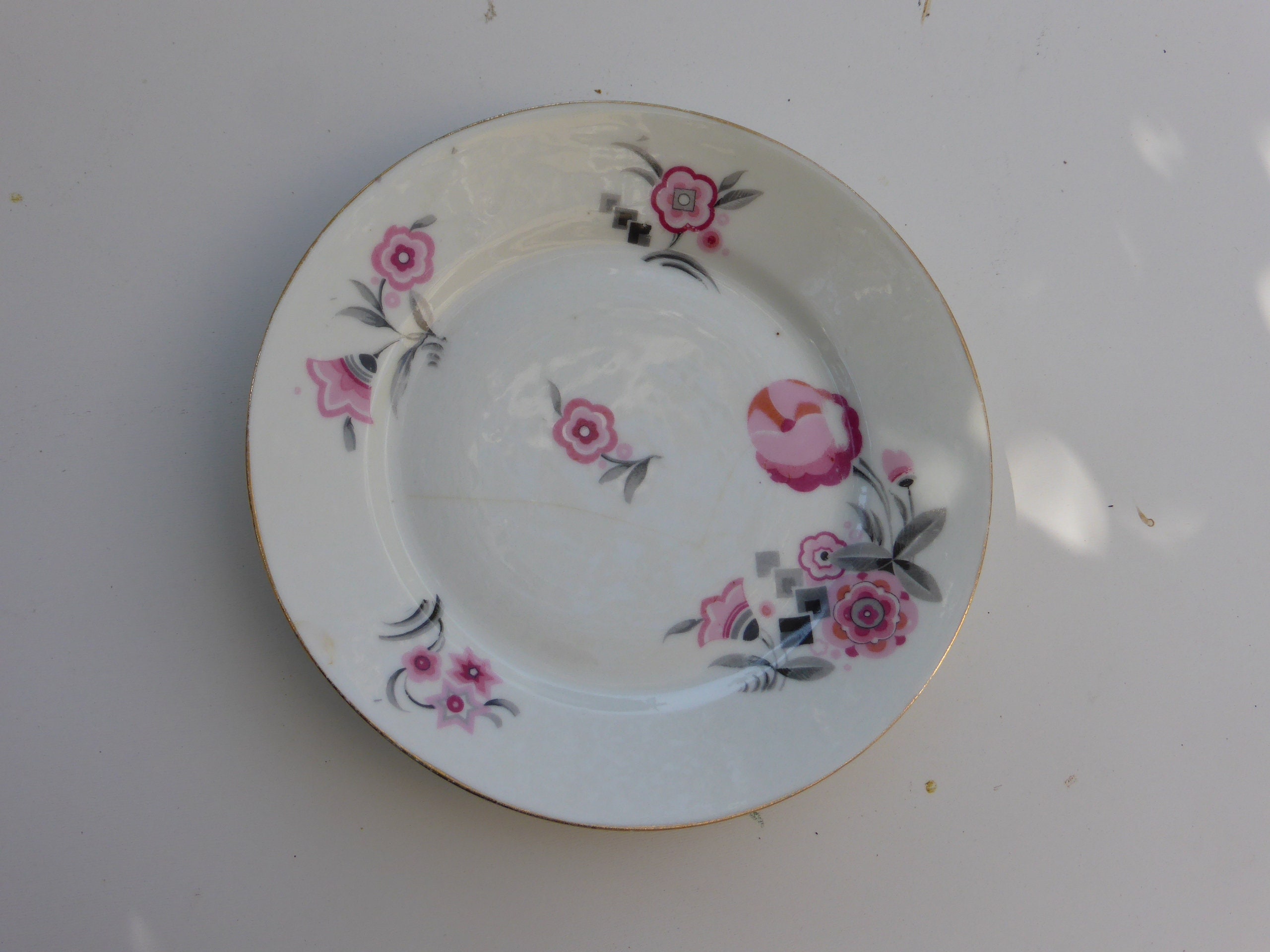 6 Petites Assiettes en Porcelaine Art Deco, avec Des Fleurs Roses et Feuillage Gris, Estampillée