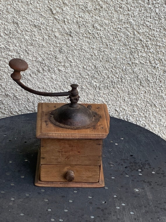 Peugeot Frères coffee grinder, in wood and metal, cast iron, vintage and collector's item,