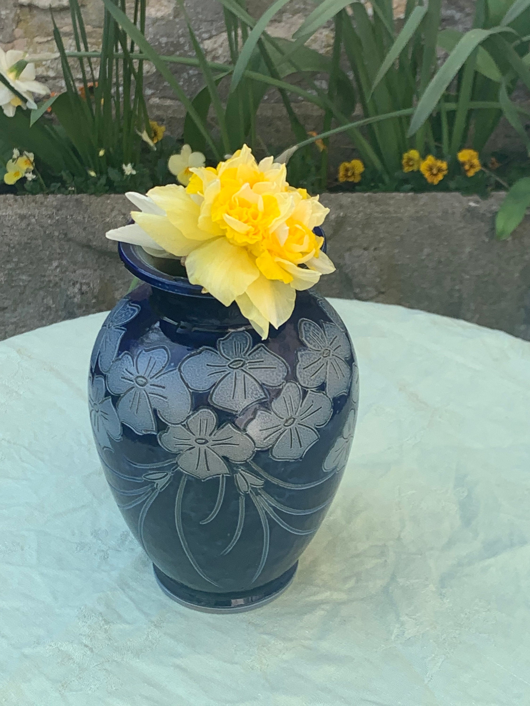 Vase en Grès Bleuté Signé Marcel Schmitter Betschdorf Alsace. Motif Floral Gris Bleuté, et Numéroté