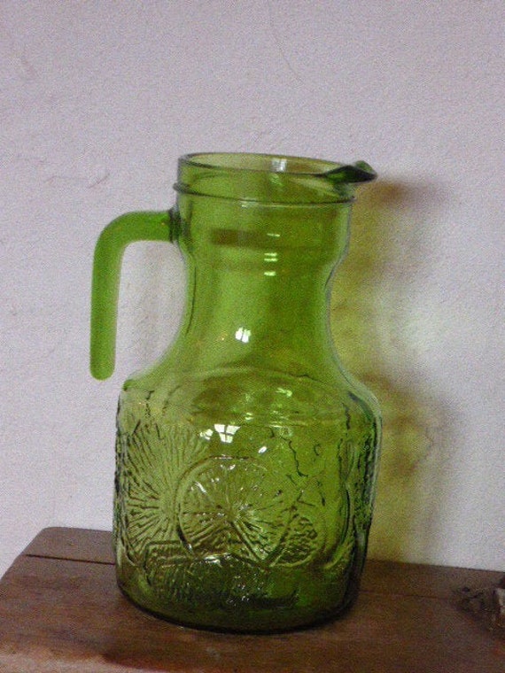 Carafe en Verre Vert, Moulé, Motifs de Fruits Orangeade