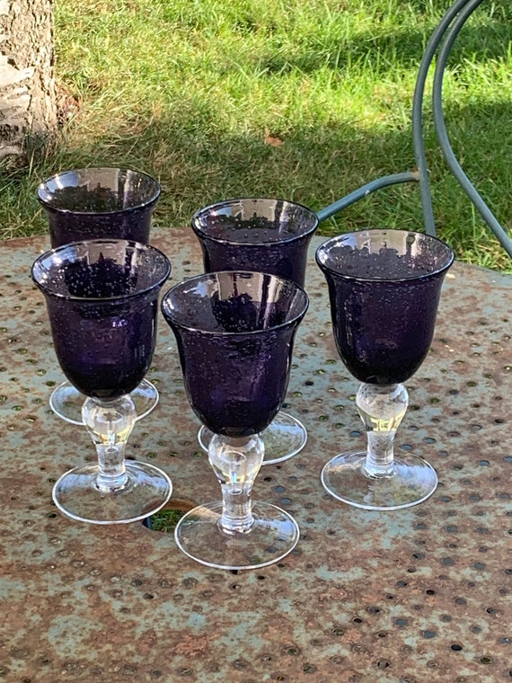 Set of 5 wine glasses in blown and bubbled glass, duo line, biot glassware style, unsigned, transparent base and amethyst colored cup