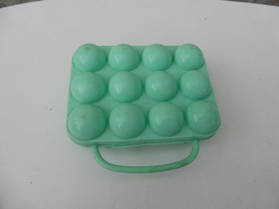 Lot composed of a green egg box for 12 eggs, 5 TUPPERWARE cups and 3 vintage plastic egg cups 1970