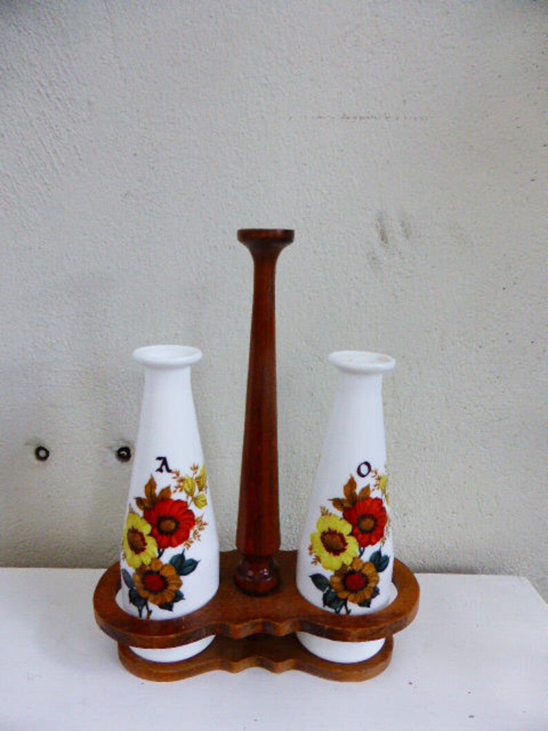 Servant oil and vinegar VINTAGE 1970 floral pattern, opal bottles in a wooden holder