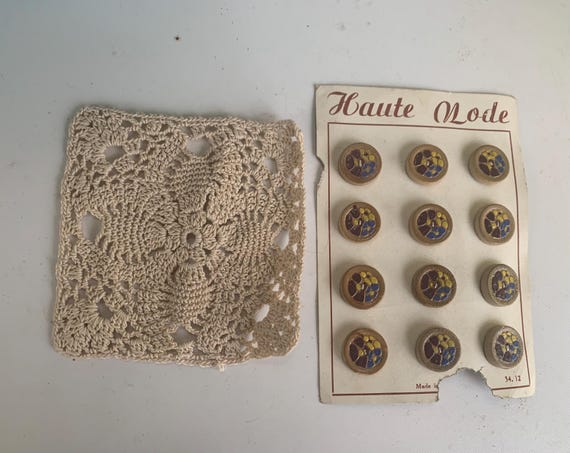 Sewing set consisting of a plate of 12 wooden buttons with hand-painted flowers and a beige cotton crochet granny square in Art Deco