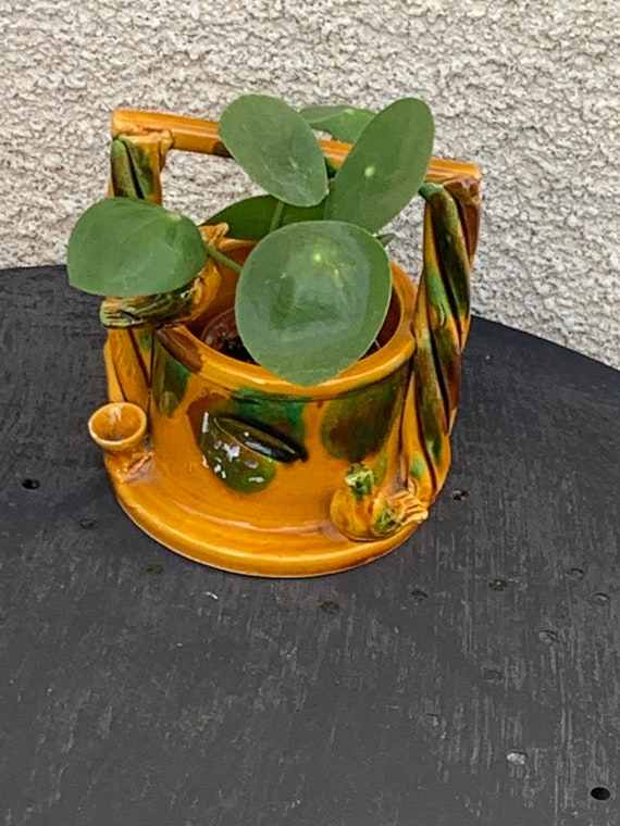 Dabbling pot cache, the bird well in old ocher enamelled ceramic