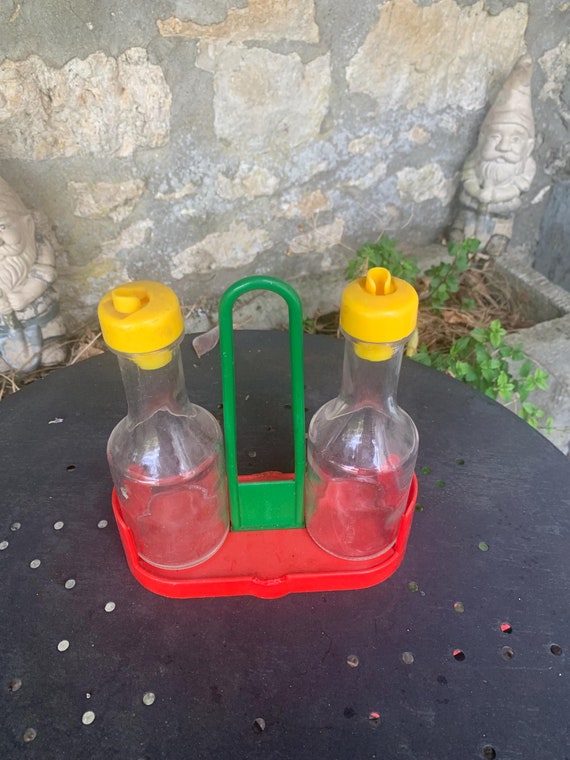Set consisting of a Memphis style vinegar and oil maker by Gierre, made in Italy, vintage from the 80s/1990s. Design and collector's item