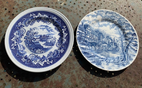 Mismatched, 2 magnificent flat plates with blue patterns, royal swan and royal Wessex model made in England, vintage